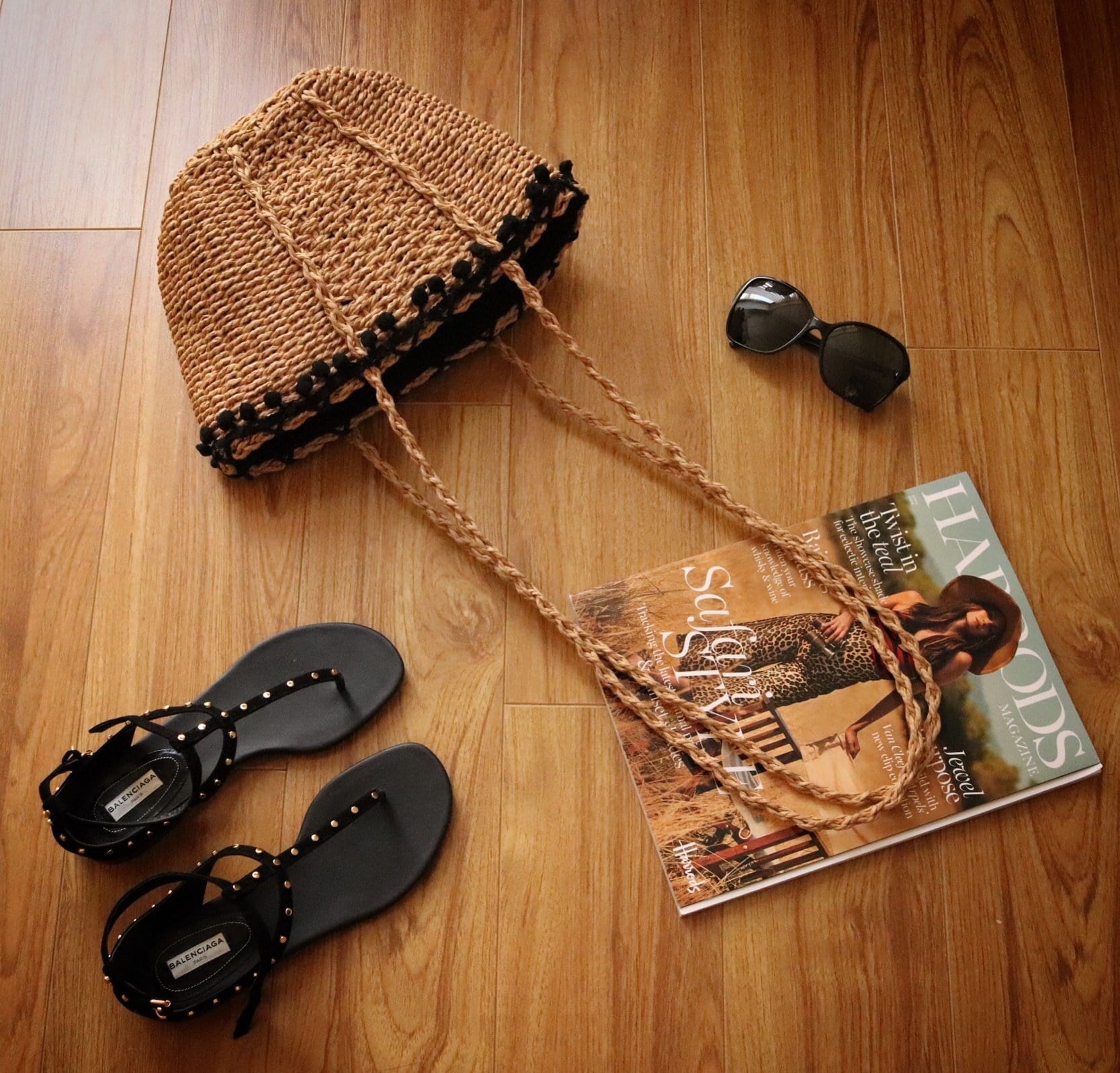 Straw Basket with pompoms - Contento London